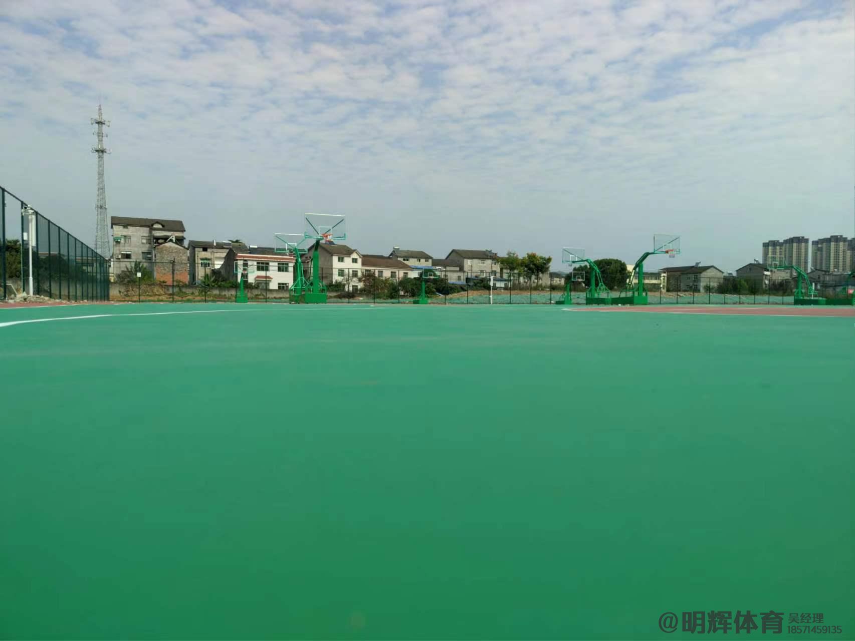 预制型橡胶跑道硬地丙烯酸球场的优缺点